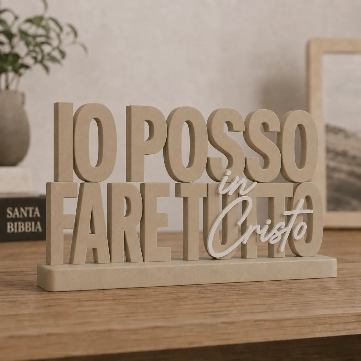 Pezzo decorativo 'Tutto posso in Colui che mi dà forza' stampato in 3D su un tavolo di legno